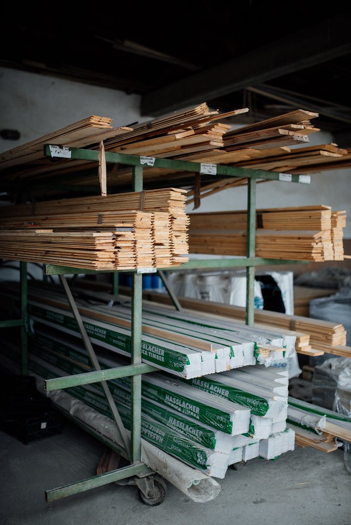 Estanterías de una maderera y ferretería con tablas apiladas
